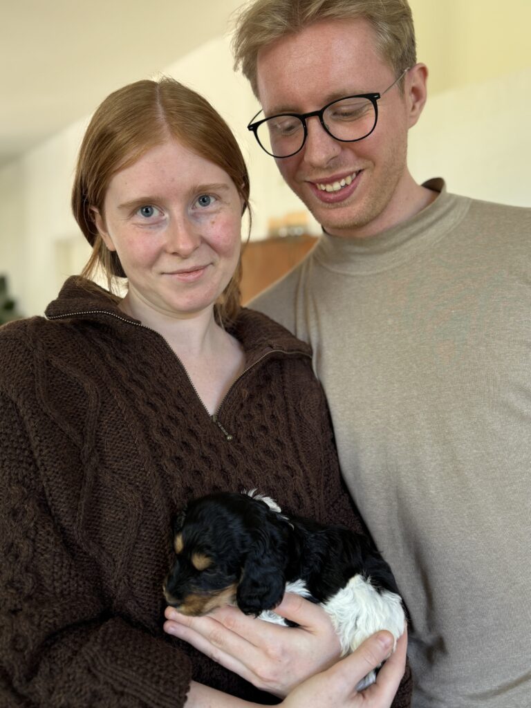Endnu en familie med en cocker doodle hvalp fra Lille Elmehøj ved Odense. 